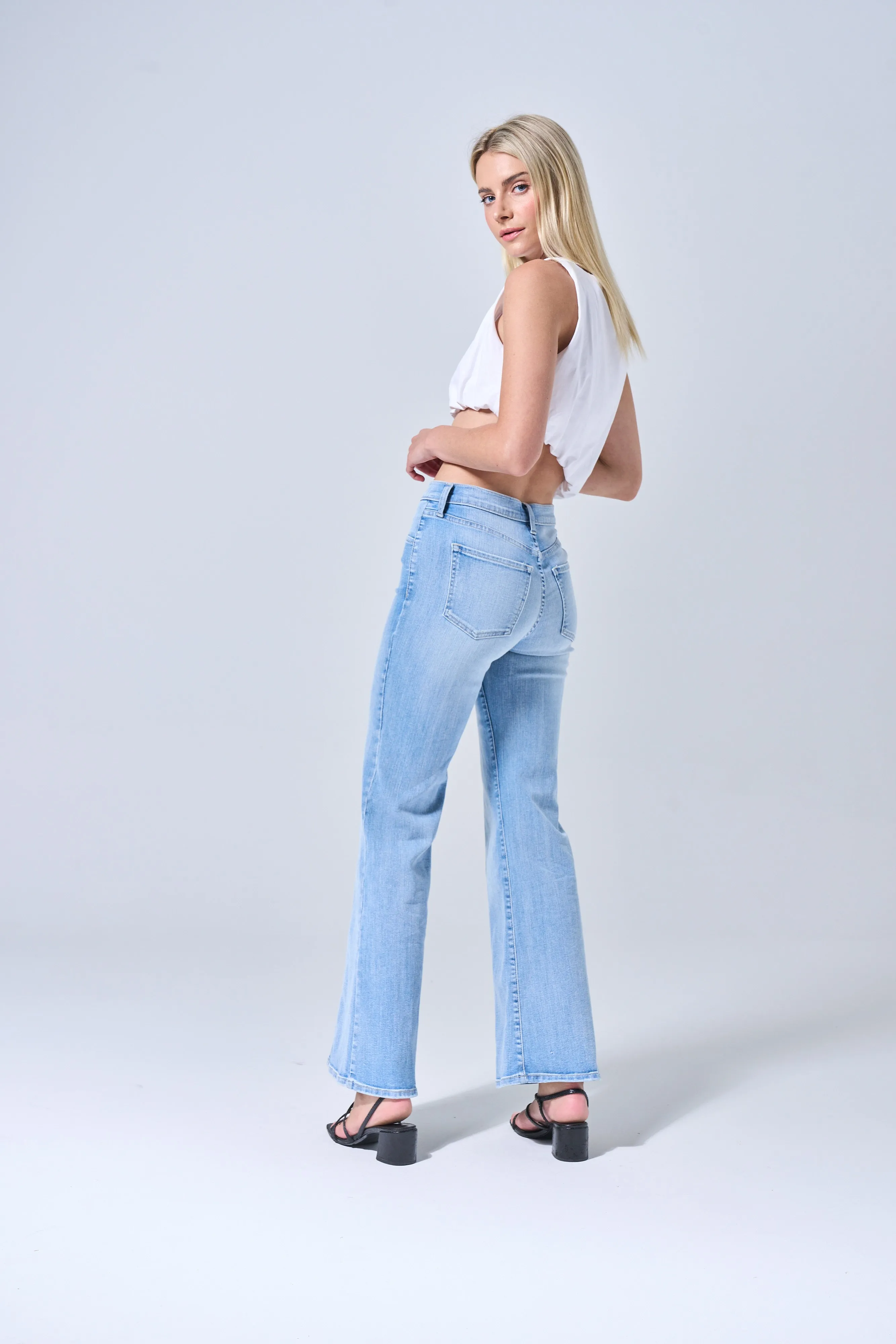 HIGH-RISE ULTRA STRETCH FLARE JEANS WITH CENTER SEAMS IN SUPER LIGHT / SP-P12172SL